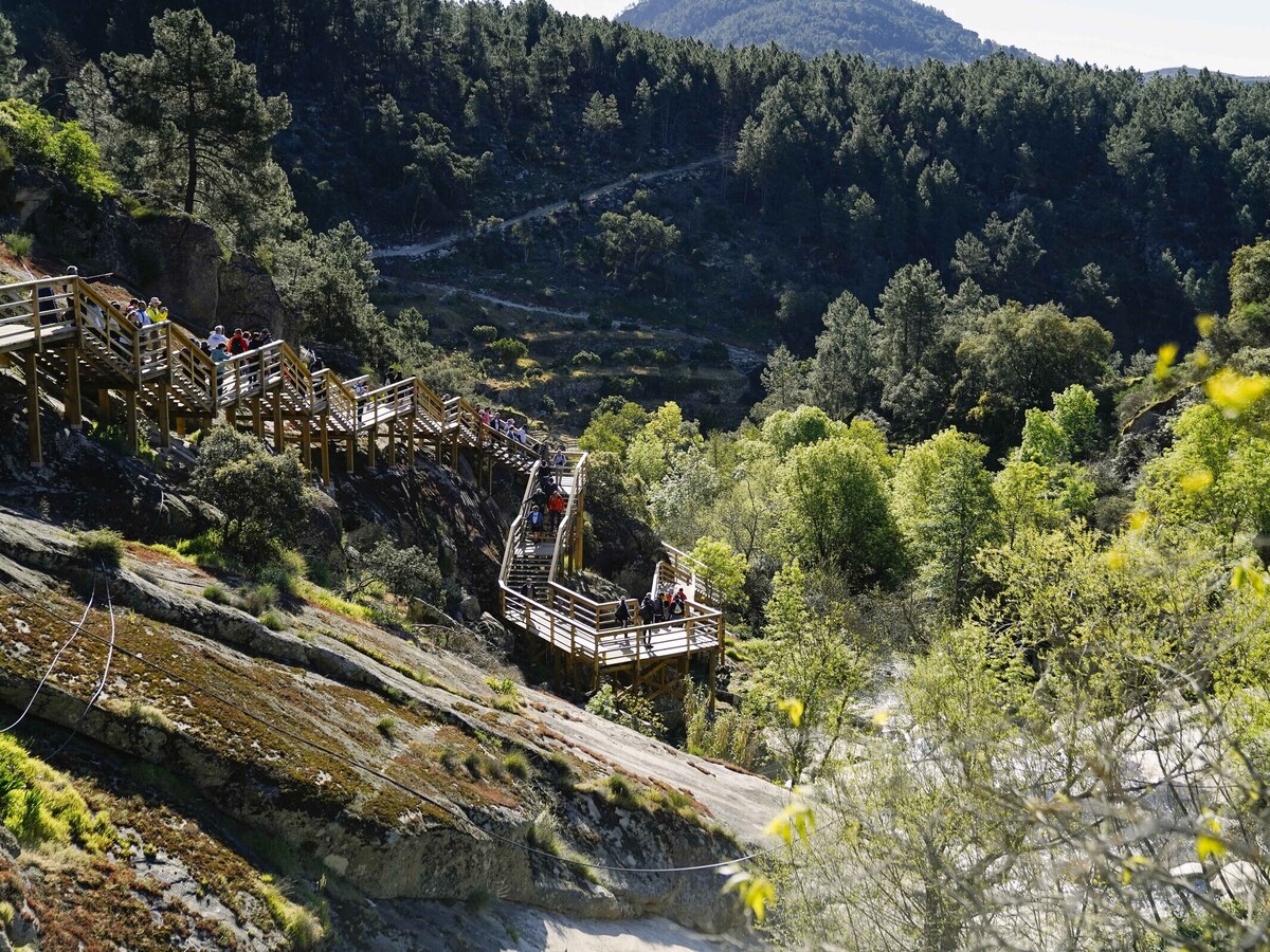 Passadiços de madeira a descer a ribeira de São Mamede de Ribatua, no Vale do Tua